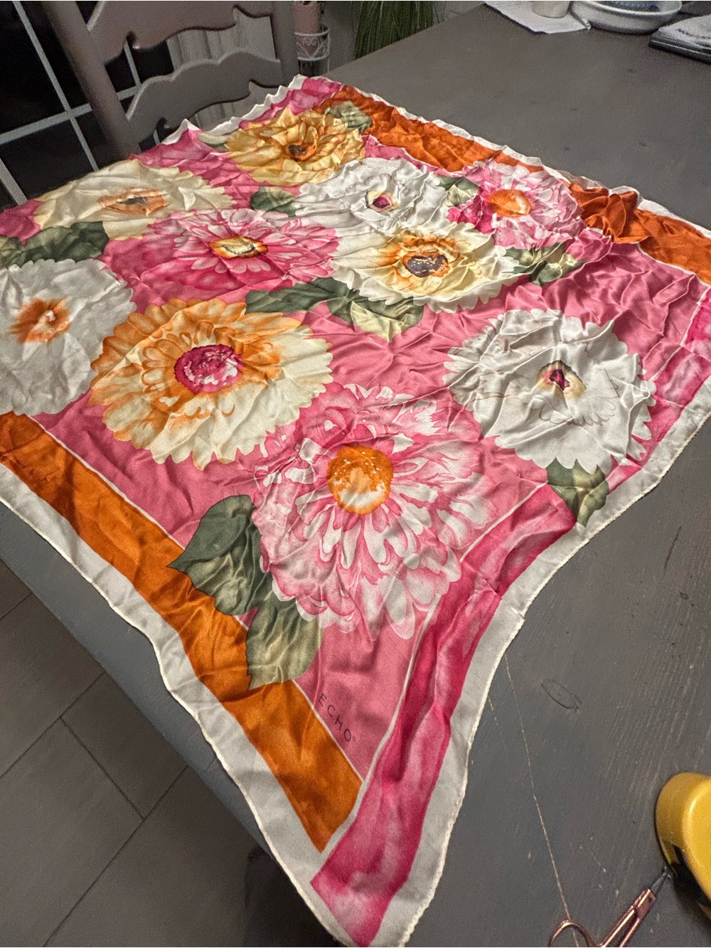 Echo silk floral scarf
Stunning colors🌸